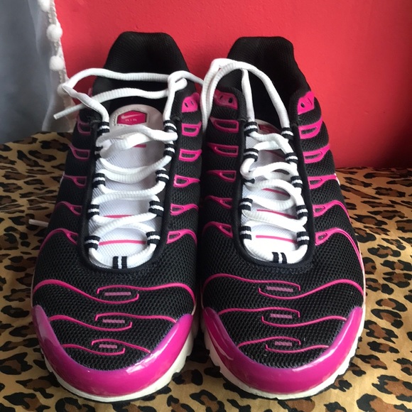 nike air max plus tn pink and black